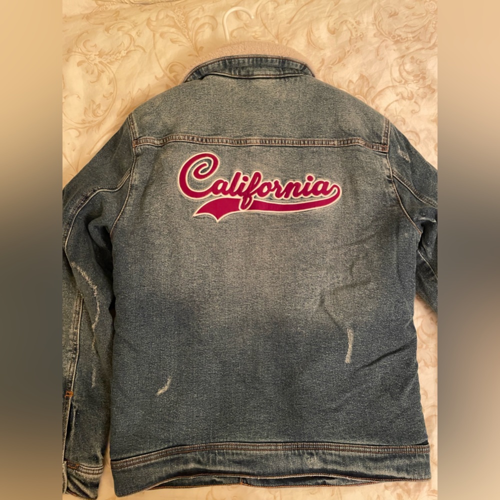 In great condition Hollister Trucker Jacket (no Sherpa lining) Size M